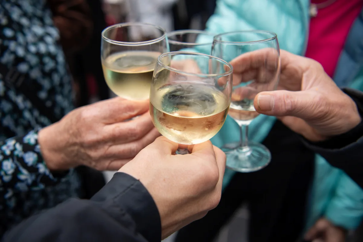 «Prosit Neujahr» geht auch am 8. Januar. Man sieht Gläser beim Anstossen.
